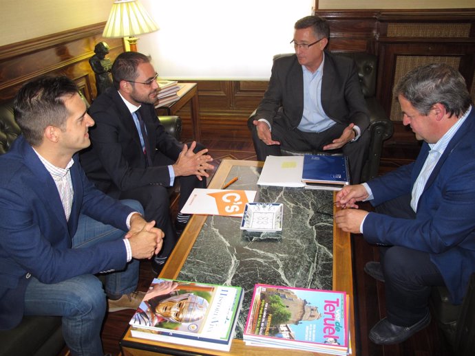 Reunión del alcalde de Teruel, Manuel Blasco, con los concejales de Ciudadanos