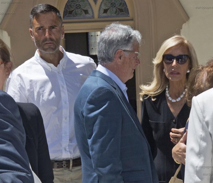 CARMEN LOMANA ENTIERRO DE SU MADRE