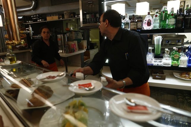 Trabajador, trabajando, camarero, bar, autónomo, consumo, alcohol