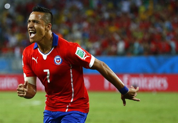 Alexis Sánchez celebra el primer gol de Chile