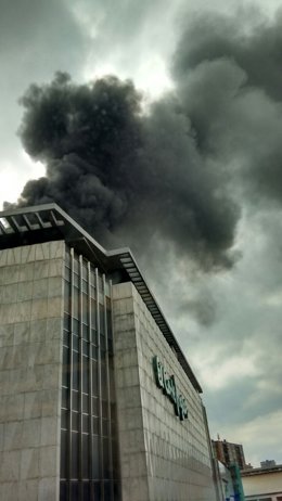 Humareda negra en el tejado de El Corte Inglés