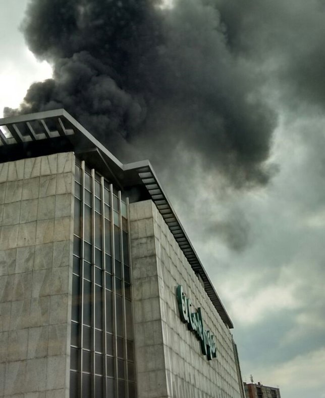 Humareda negra en el tejado de El Corte Inglés