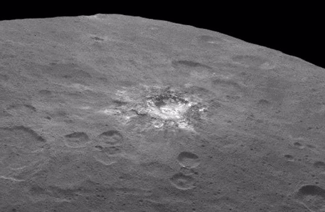 Cráter con rayas brillantes en Ceres