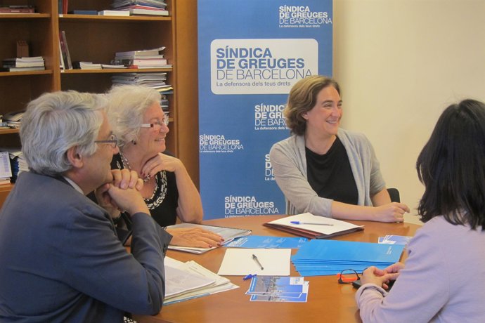 El adjunto a la Síndica, M.Villa, la Síndica de Barcelona, M.A.Vilà y A.Colau