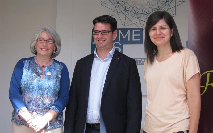 Pedro García con Amira Kedier e Isabel Romero