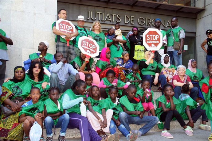 Familias que ocupan el bloque de Salt en los juzgados de Girona