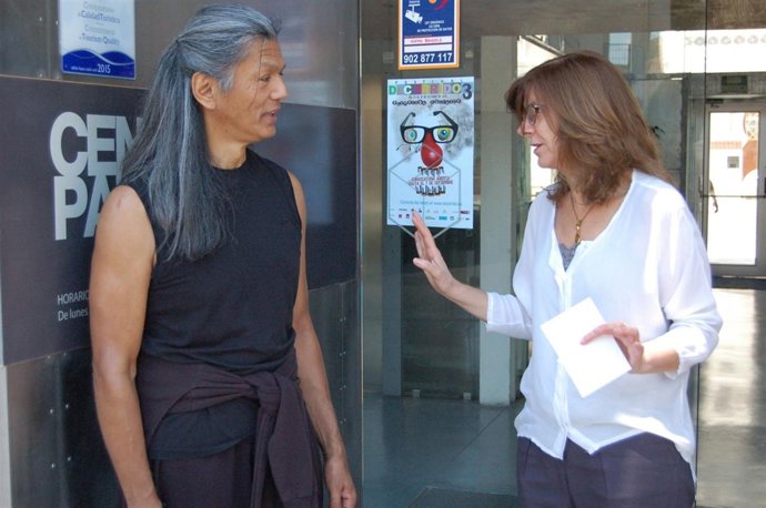 El bailarín y coreógrafo Joe Alegado junto a la directora general del ICA