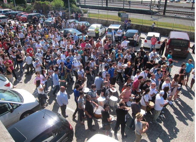 Profesionales de las orquestas se manifiesta con música en Santiago