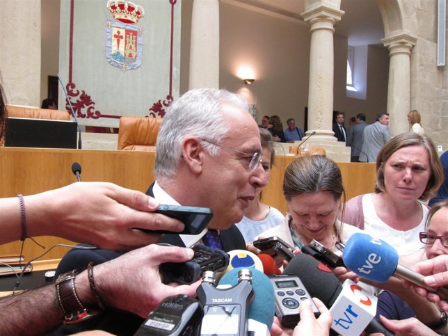 El expresidente del Parlamento, José Ignacio Ceniceros atiende a los medios