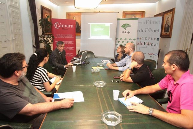 Unicaja cámara de comercio taller ayuda emprendedores autónomos financiación