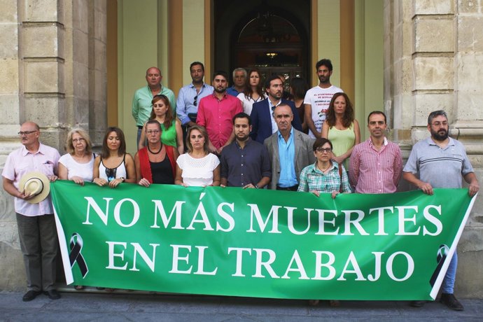 Minuto de silencio en el Ayuntamiento de Sevilla por la muerte de un trabajador