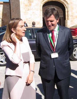 Jiménez, con la ministra de Fomento, a su llegada al Encuentro
