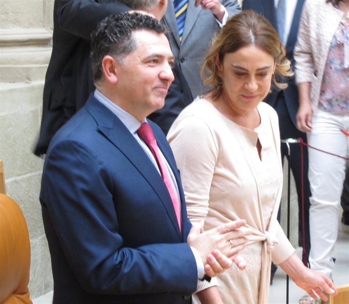 Carlos Cuevas en el Parlamento junto a González Cuevas