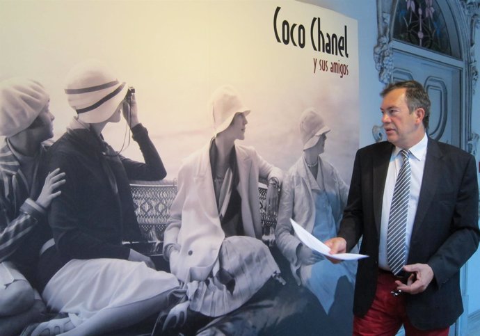 El director de la Casa Lis de Salamanca con un cartel de la muestra de Chanel