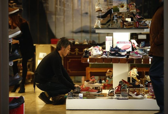 Consumo, trabajador, autónomo, paro, empleo, epa, zapatos, tienda