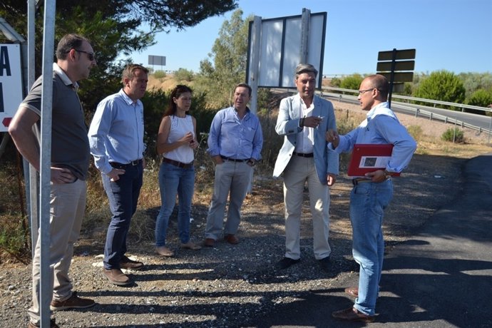 Lorite (2º dcha.) con vecinos de la zona en la carretera