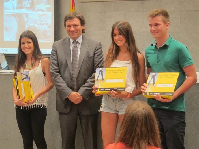 El dtor. De Trànsit J.J.Isern entrega los premios 'Jóvenes y Conducción del Racc