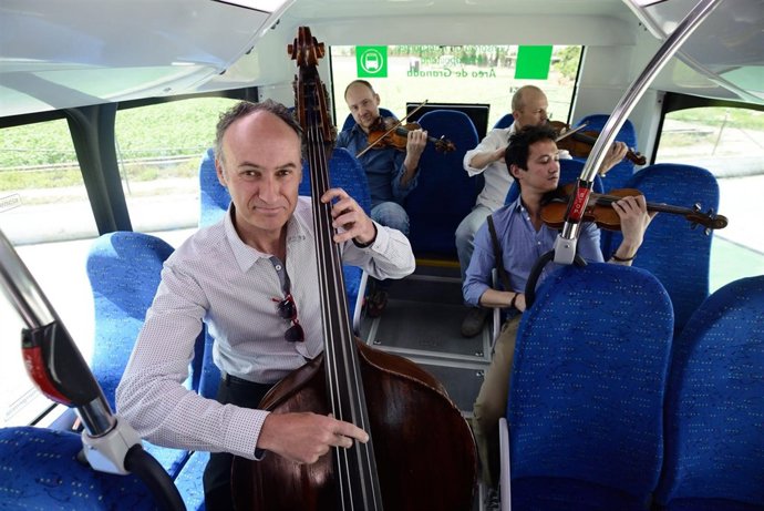 Músicos en los vehículos del consorcio de transportes.               