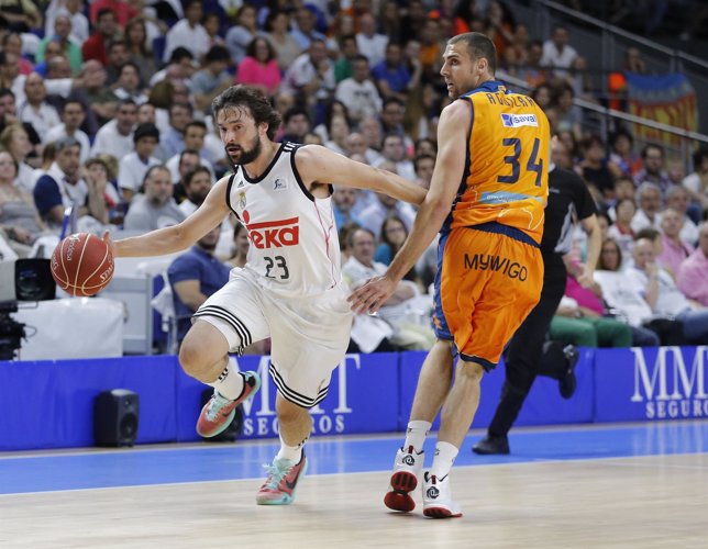 Sergio Llull, Pablo Aguilar, Real MAdrid Baloncesto vs Valencia Basket club 