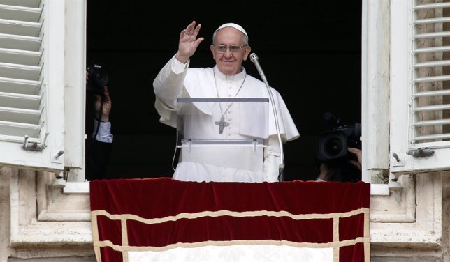 Francisco I en el balcón de su apartamento en el Vaticano