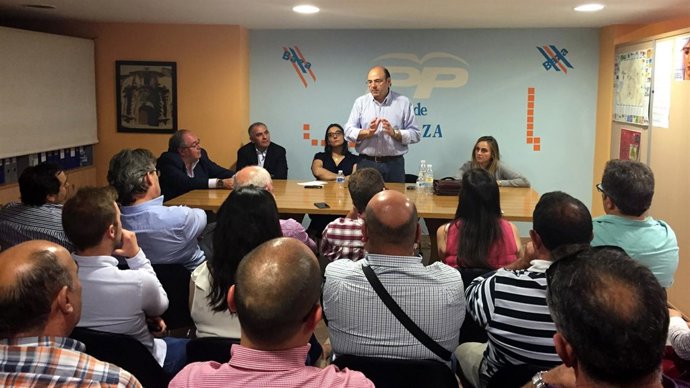 El presidente provincial del PP en una reunión en Baza.