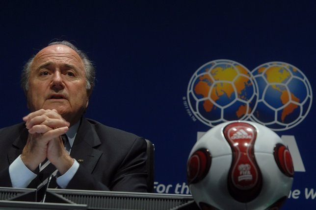 Blatter dimite como presidente de la FIFA

