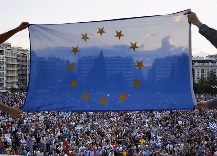 Miles de manifestantes proeuropeos se concentran en Atenas