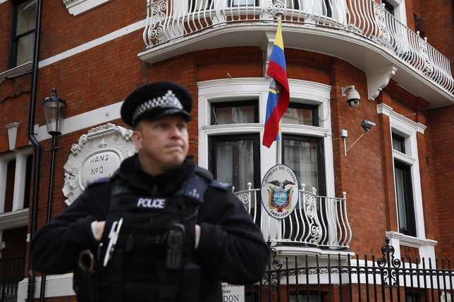 Un policía vigila la Embajada de Ecuador en Londres, donde se encuentra Assange