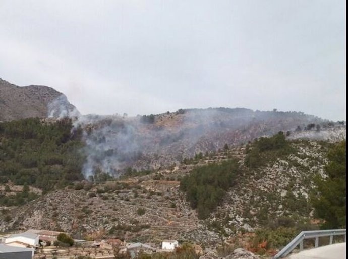 Imagen del incendio que afecta a Les Fontentes en l'Orxa