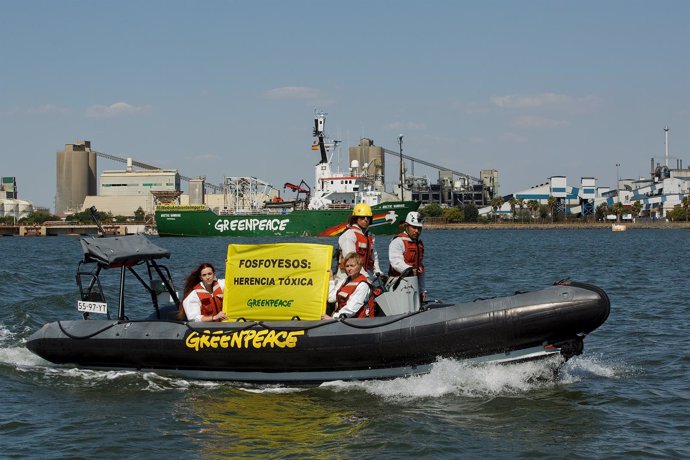 Acción de Greenpeace en el puerto de Huelva