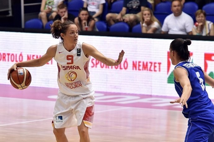 Laia Palau ante la selección de Eslovaquia en el Eurobasket femenino