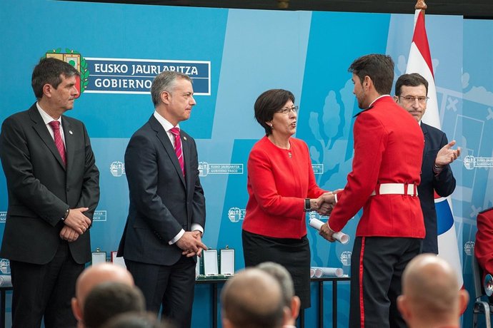 Urkullu y Beltrán de Heredia en homenaje a la Ertzaintza