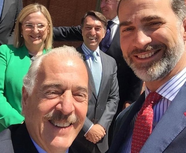 Selfie Rey Felipe VI con expresidente de Colombia Andrés Pastrana