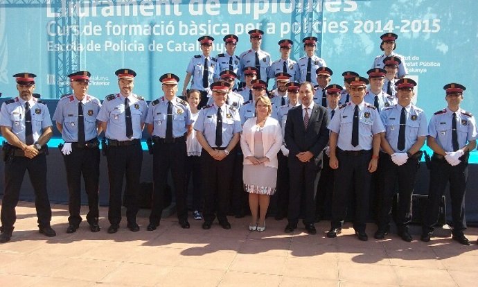 Ramon Espadaler y Núria Aymerich (ISPC) en la graduación de policías