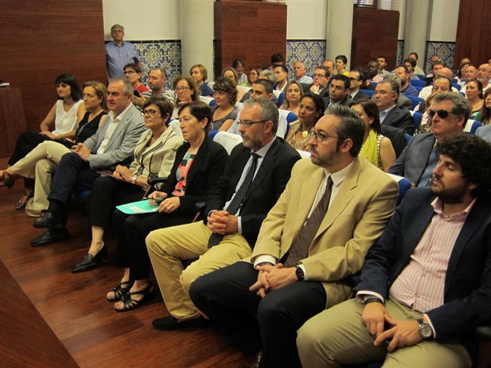 Tovar con miembrios del PP y PSOEen constitución Plataforma del Tercer Sector