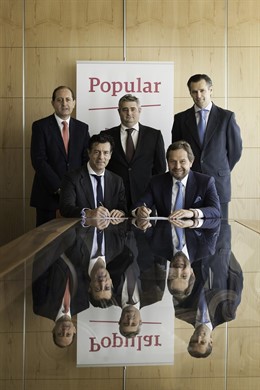 Firma del acuerdo entre Halcón Viajes y Banco Popular, de izqda a dcha:Carlos LL