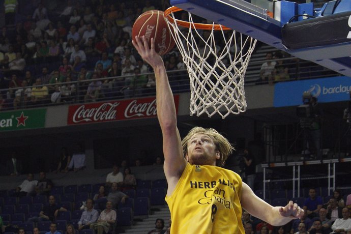 Brad Newley jugando contra el Real Madrid