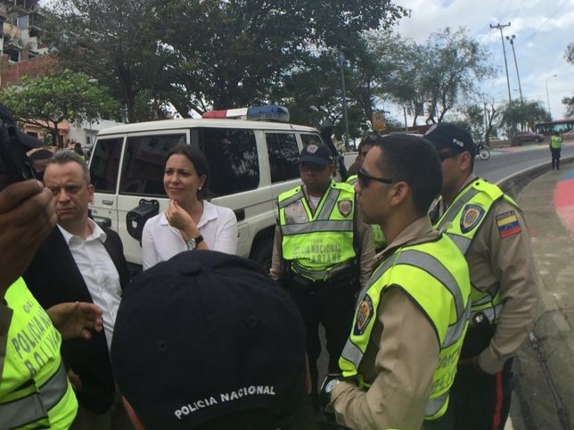 Senador brasileño con Corina Machado y policías en Venezuela