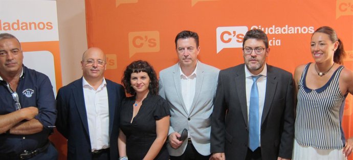 Miguel Sánchez, segundo por la derecha, junto al equipo de C's