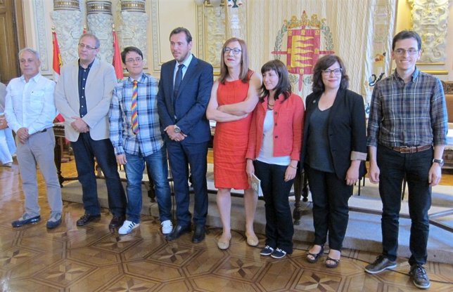 Representantes de la Corporación Municipal junto a representantes LGTB+