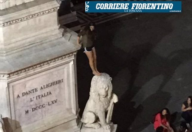 Una turista española subida a una escultura de Dante en Florencia
