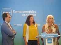 La exalcaldesa dice que la bandera de la plaza de Sevilla sólo se quitaba "con mucho levante, no con levantito"