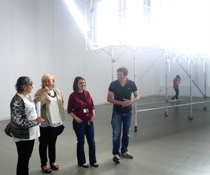 Ana González visita la exposición 'Behing the scene'.