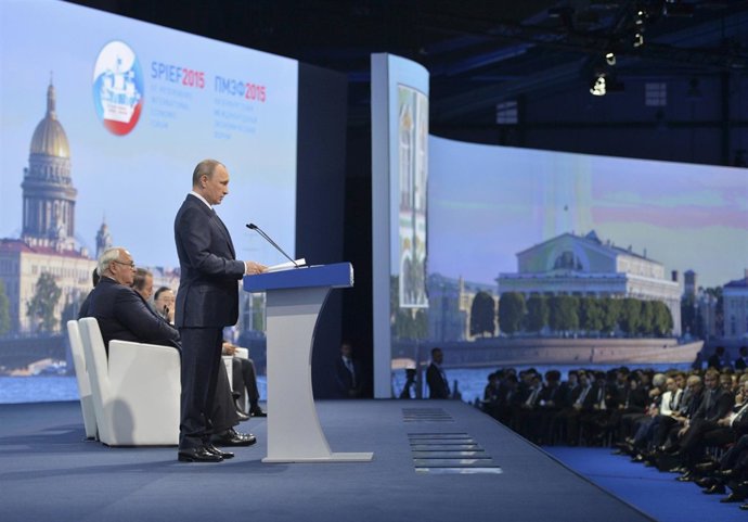 Vladimir Putin habla en el foro económico de San Petersburgo 2015
