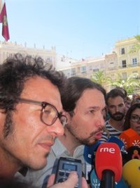 Pablo Iglesias considera "fundamental" la defensa de la patria, que "no son pulseras ni símbolos"