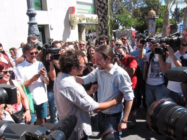 Pablo Iglesias(Podemos) es recibido por el alcalde de Cádiz, José María Gonzále