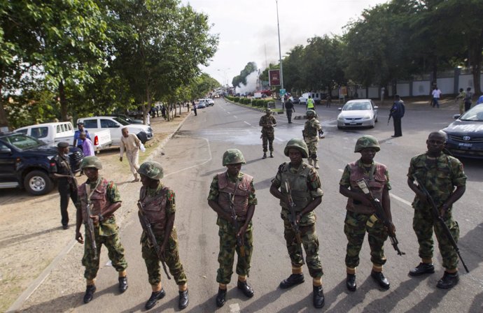 Soldiers cordon Militares nigerianos patrullando.