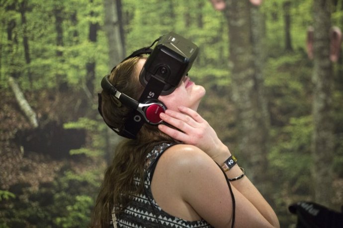 Una chica prueba unas gafas de realidad virtual en Sónar+D