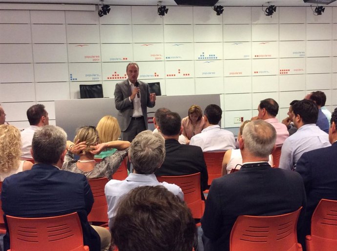 Fabra con alcaldes y concejales del PPCV en la sede