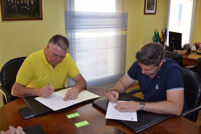 El alcalde de Viator firma el convenio con el responsable de Casur